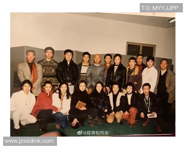 退役足球球星温情重聚再现绿茵岁月留下珍贵合影瞬间